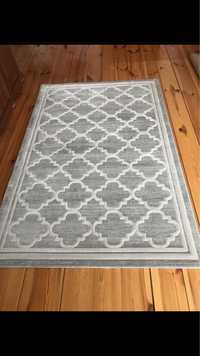 Nowy dywan we wzory marokańskie.