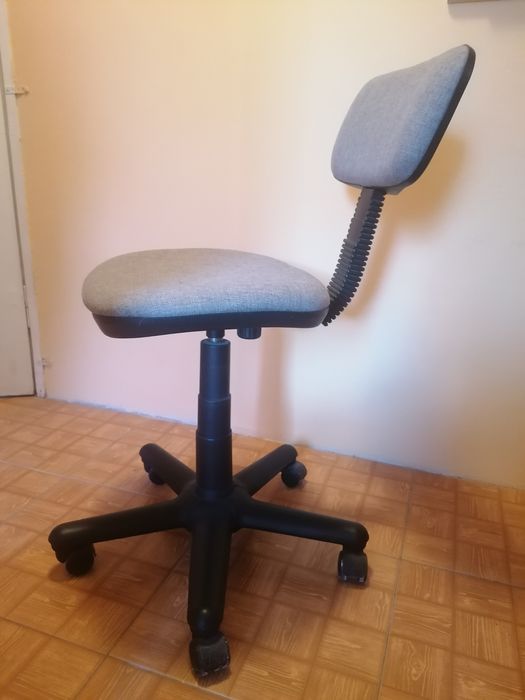 Krzesło biurowe, obrotowe z regulacją wysokości