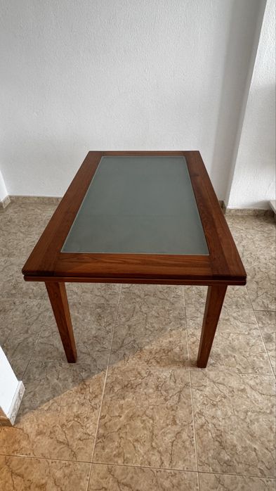 Mesa extensivel de madeira e tampo de vidro e quatro cadeiras