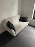 Jasna, dwuosobowa sofa