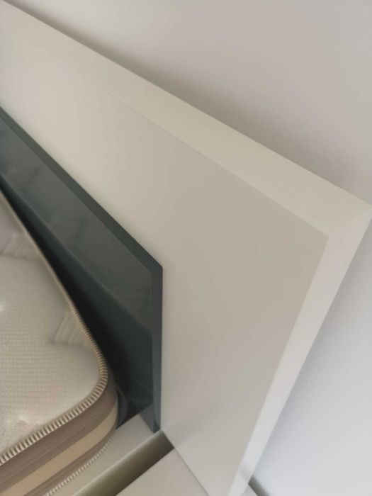 Cama com 2 mesas e colchão