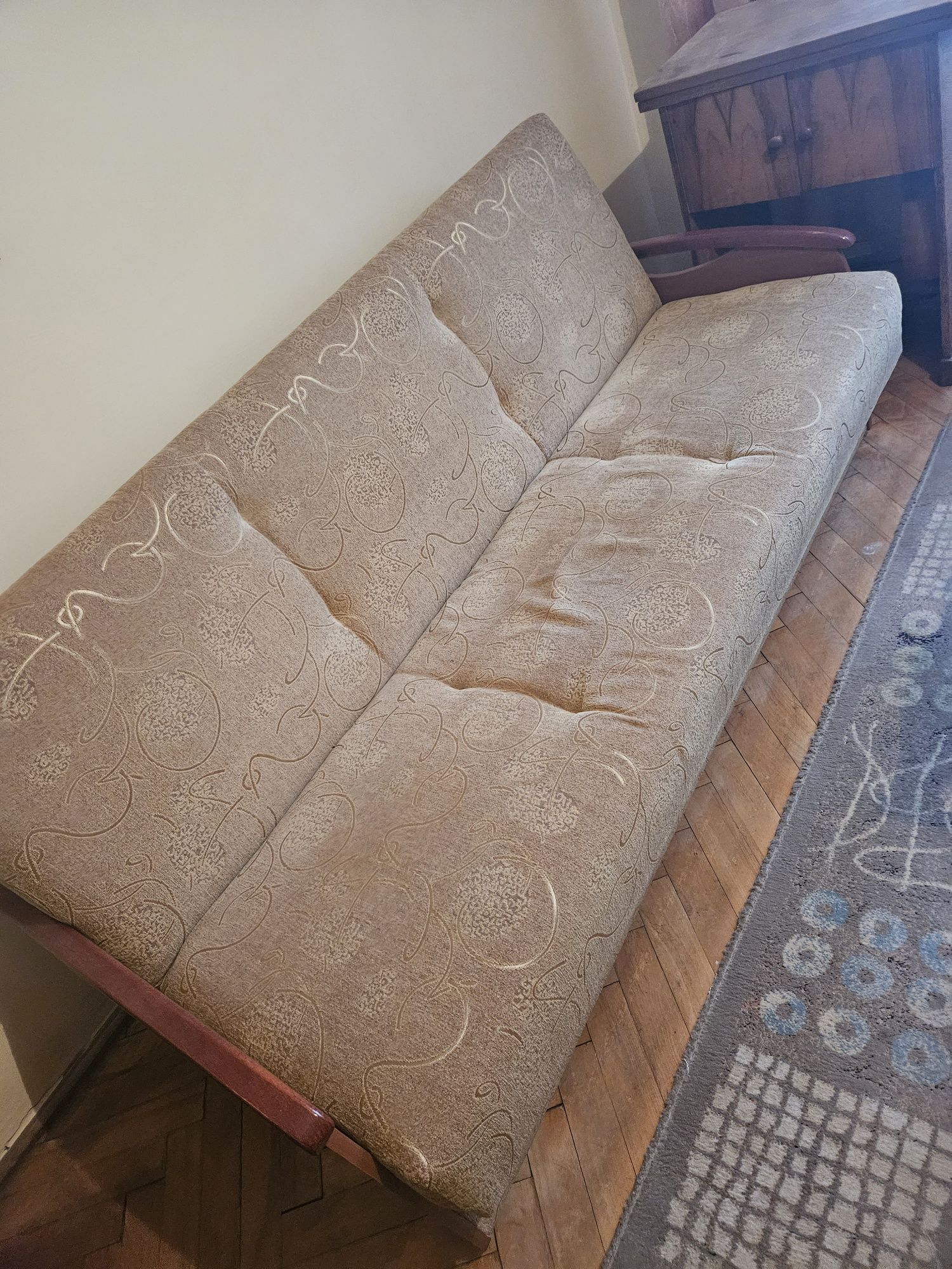 Rozkładana sofa w dobrym stanie