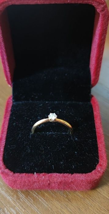 Золота каблучка з діамантом