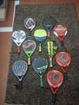 Varias raquetes de padel