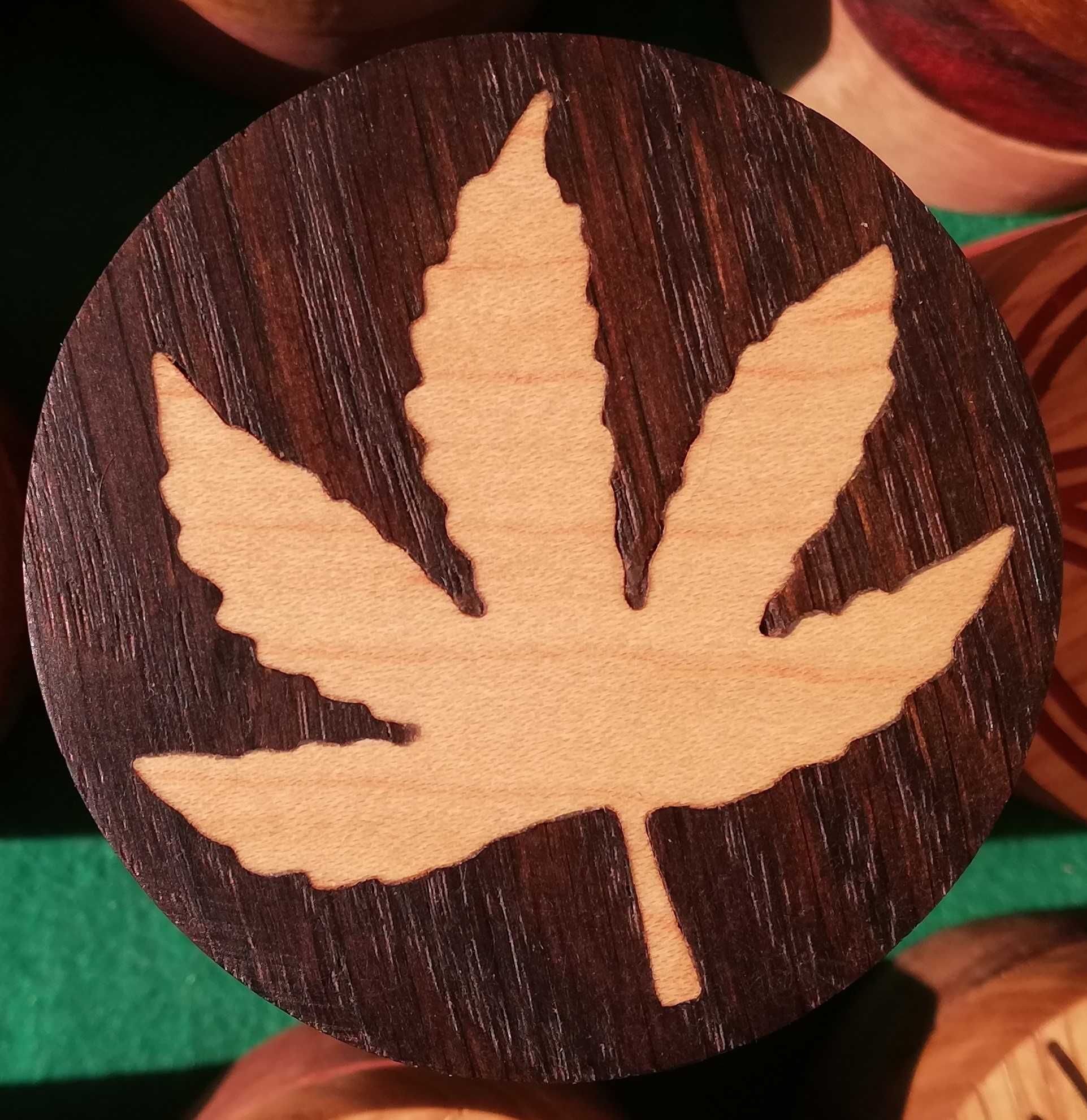 liść konopi siewnej, hemp, zioło, trawa, drewniane pudełko intarsja