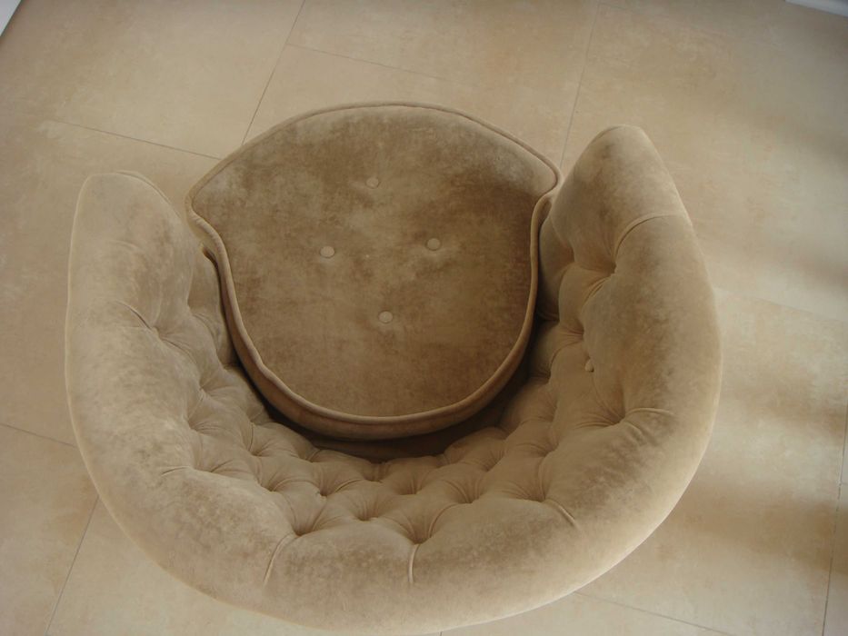 beżowy welurowy francuski fotel chesterfield