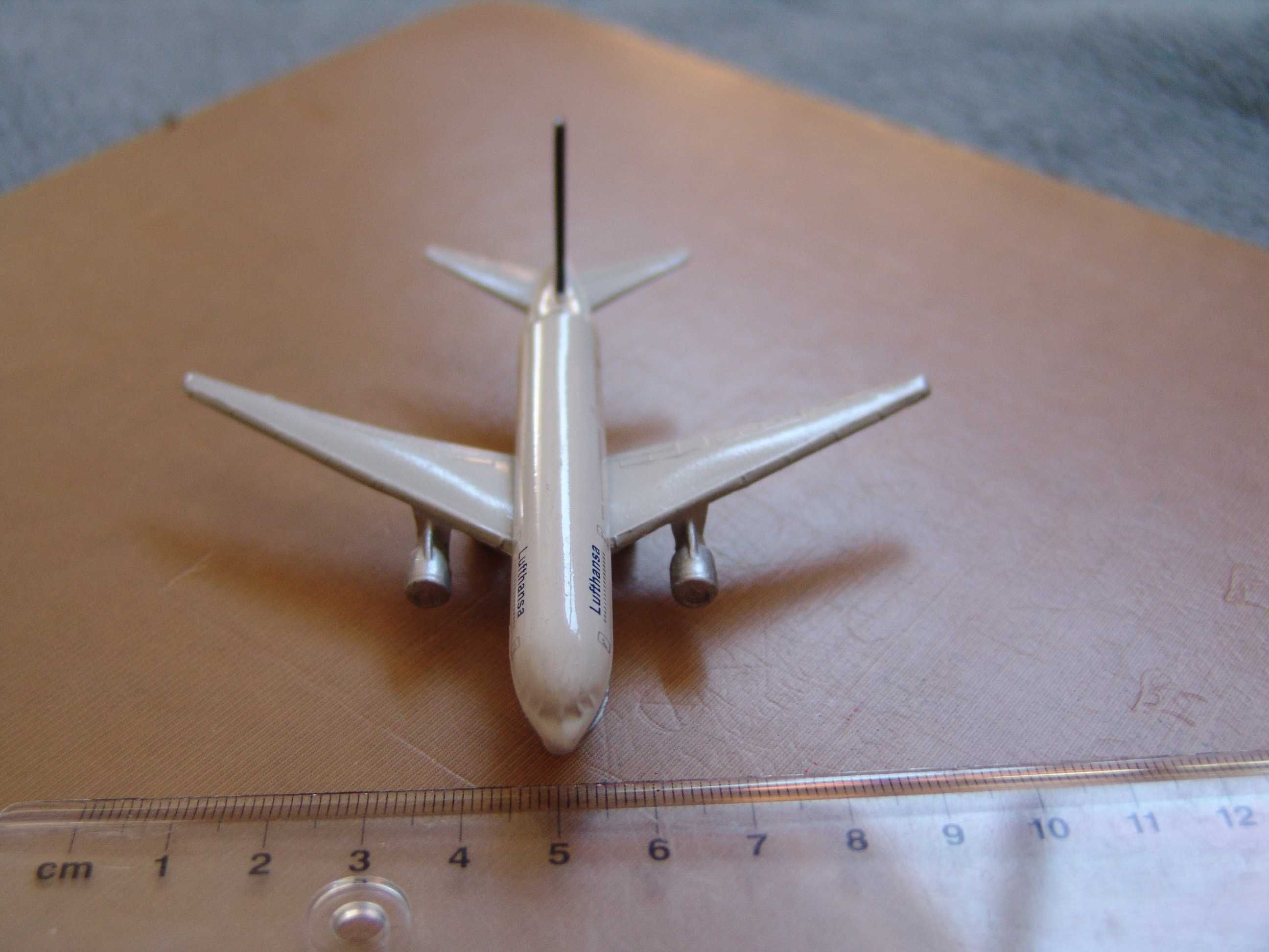 Metalowy model samolotu Boeing 777 w barwach Lufthansy