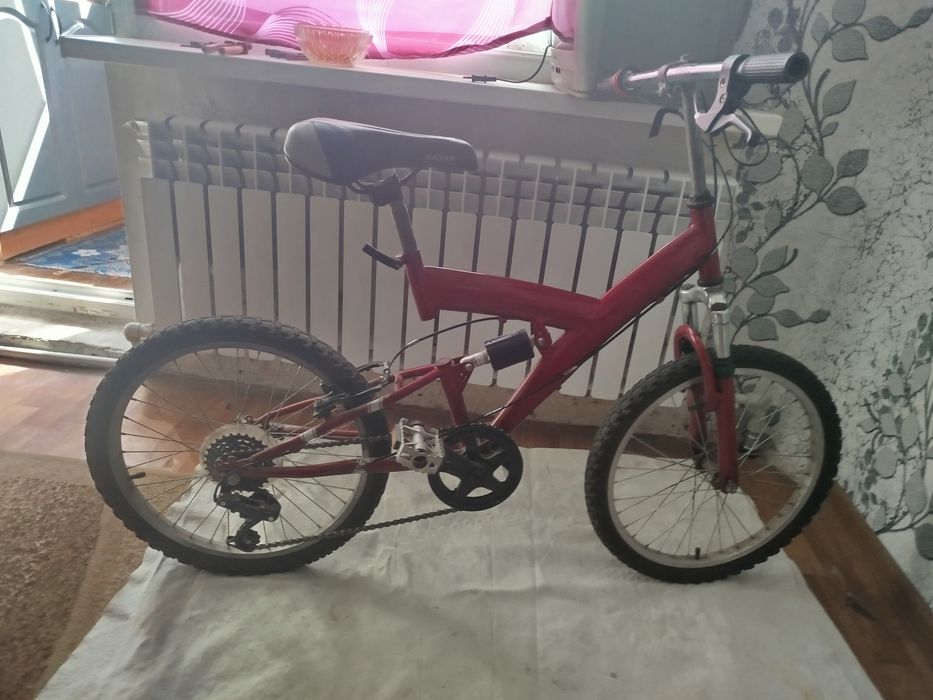 Продам велосипед бардового цвета.