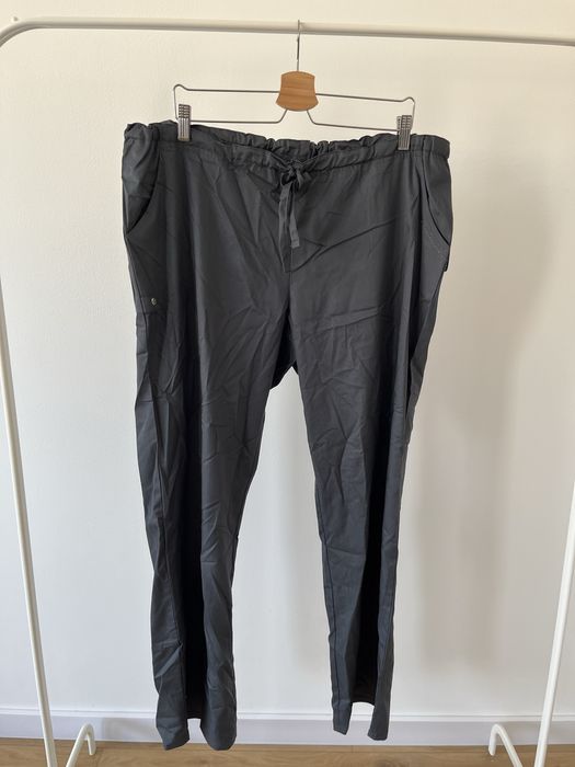 Ciemnoszara odzież medyczna