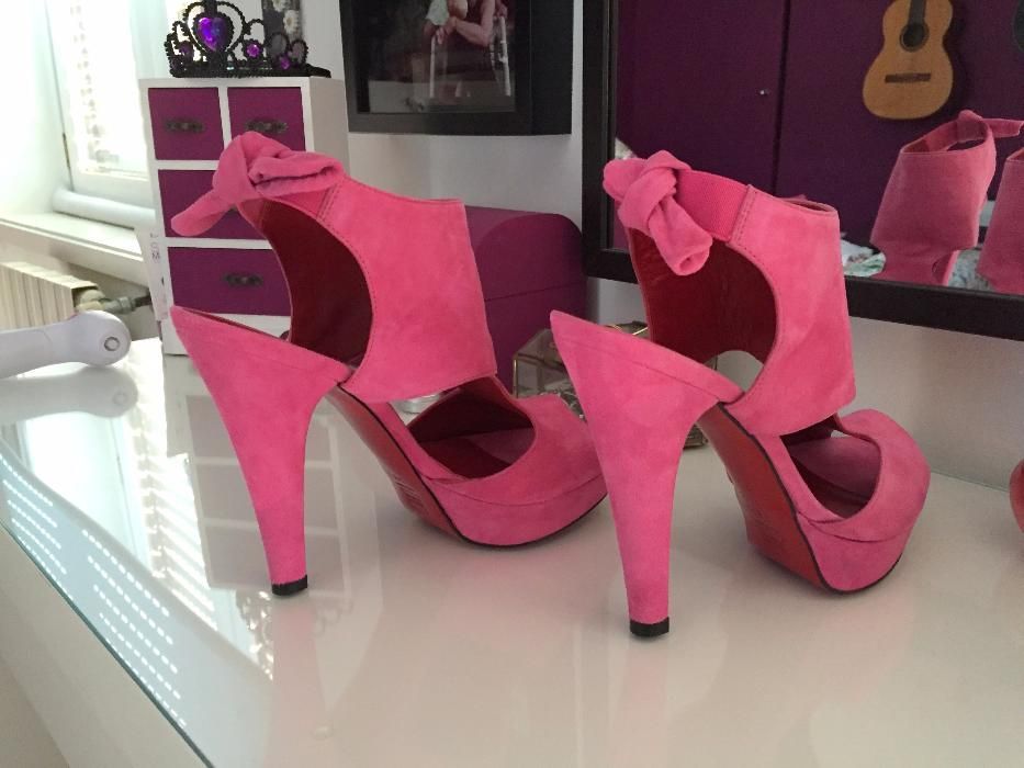 Sapatos elegantes em camurça rosa