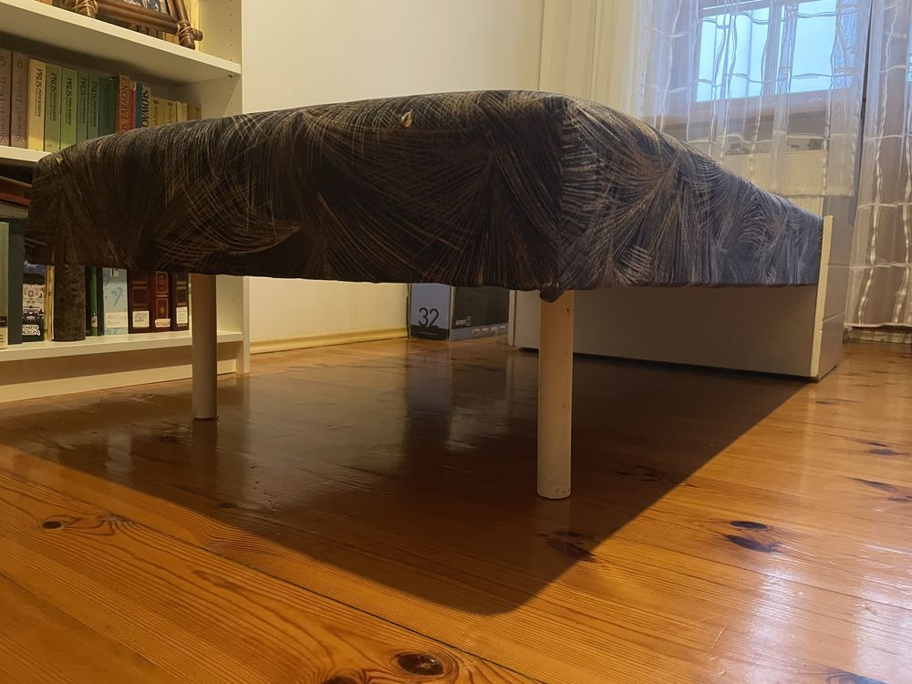 Łóżko ze schowkiem na pościel