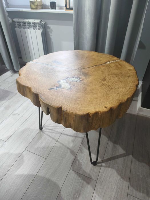 Stolik kawowy z plastra drewna Dąb, styl loft, żywica plus kamienie