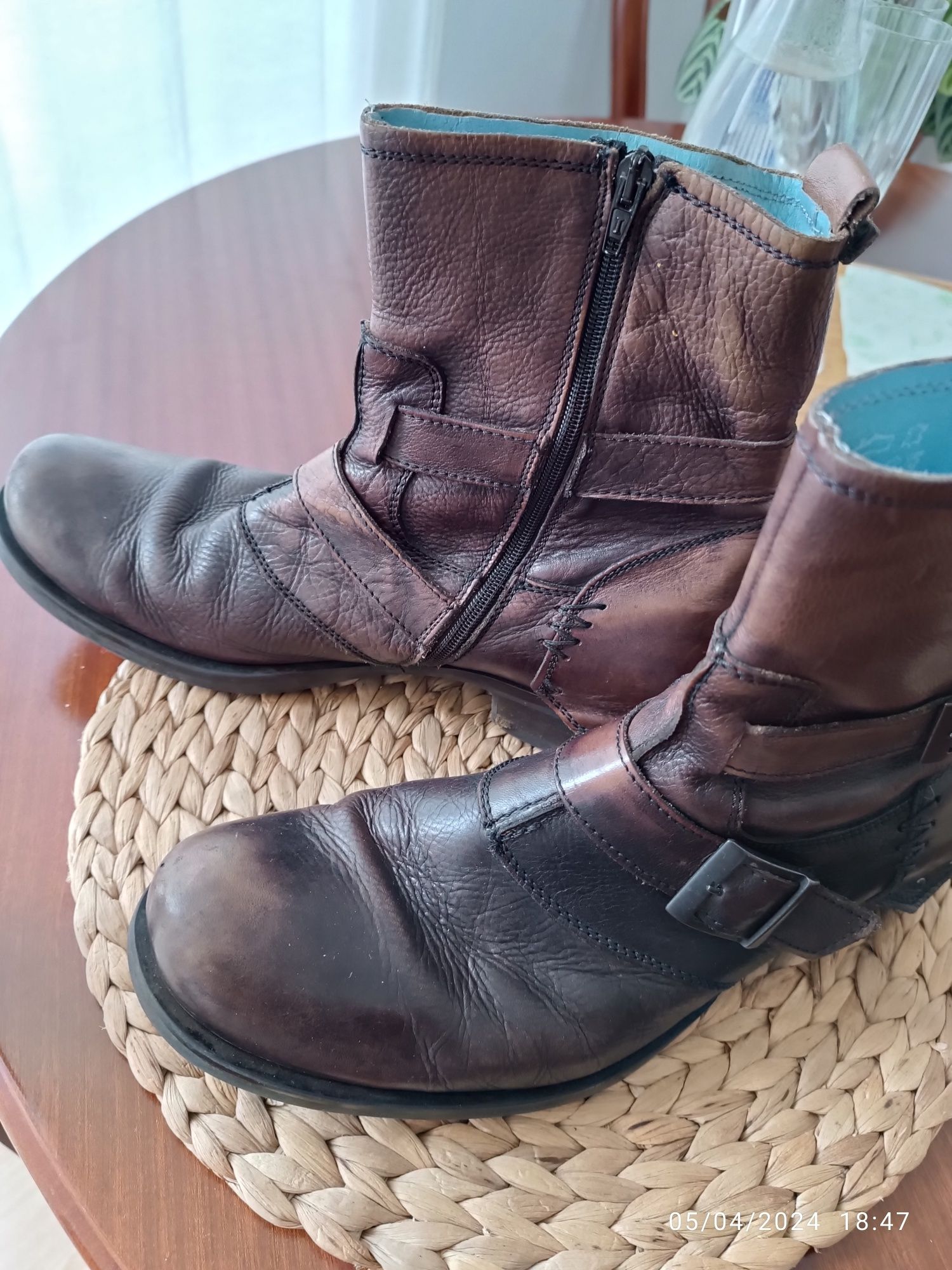 Botas cano médio em pele castanha com fivela -44