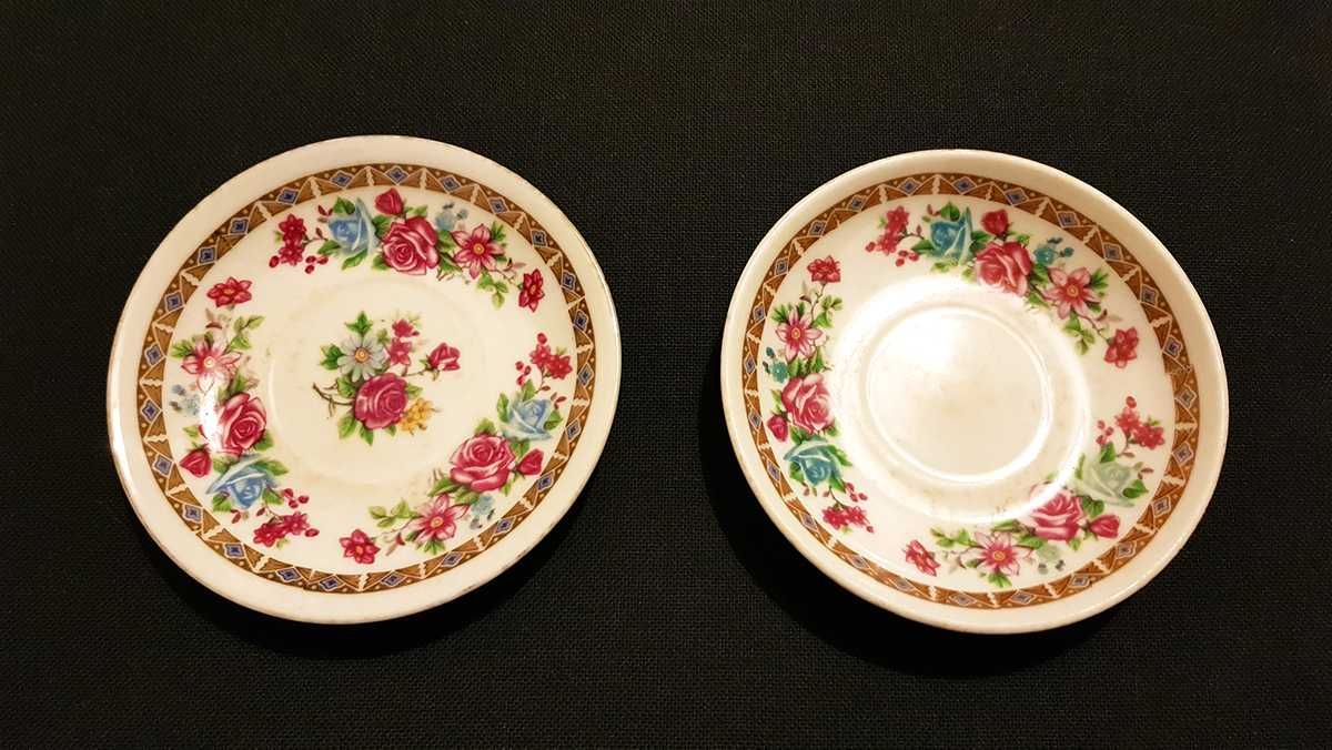 Par de mini pratos decorativos em louça chinesa motivos florais
