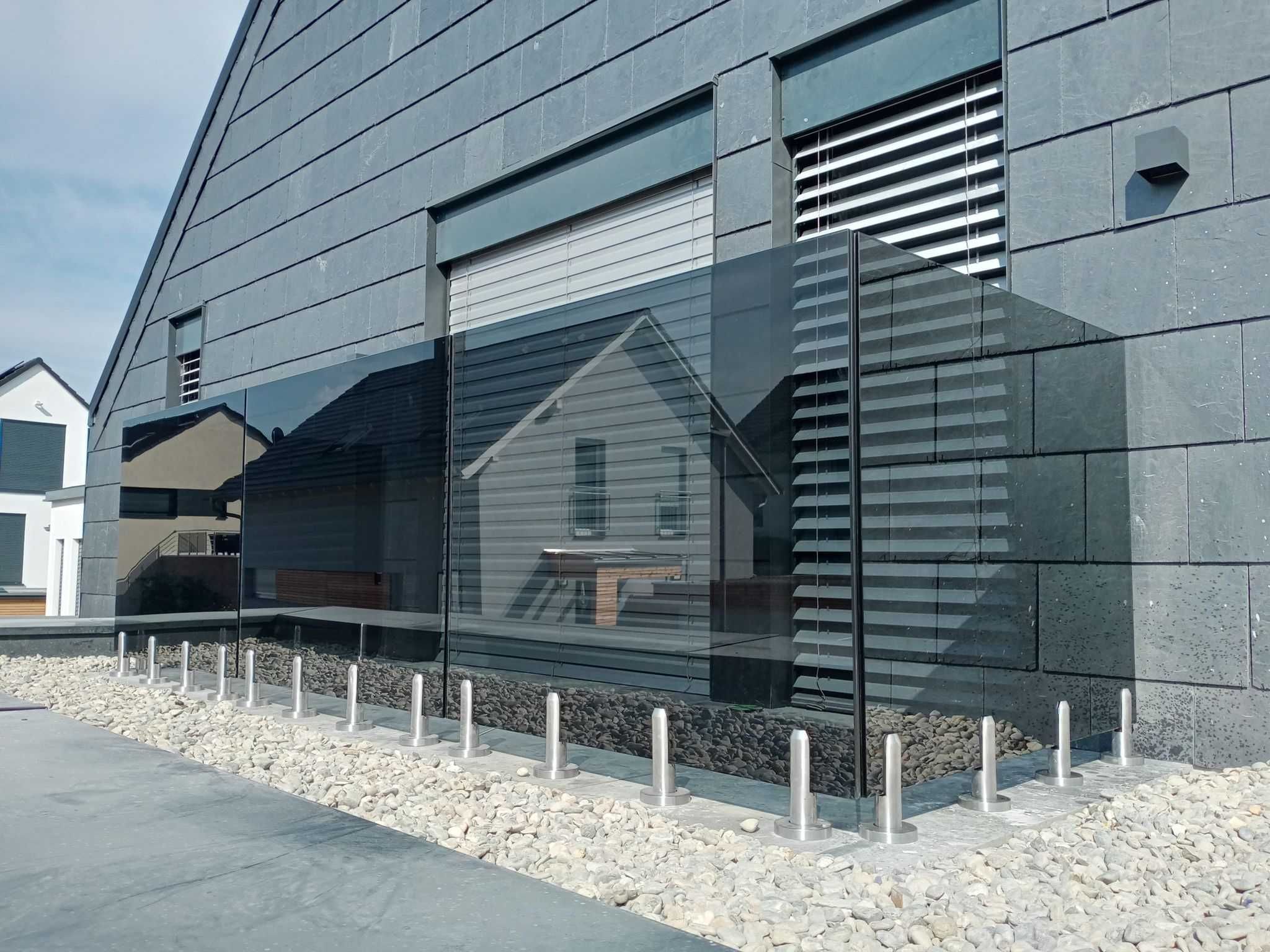 Szklana balustrada balkonowa krótkie słupki - BEZPŁATNA WYCENA