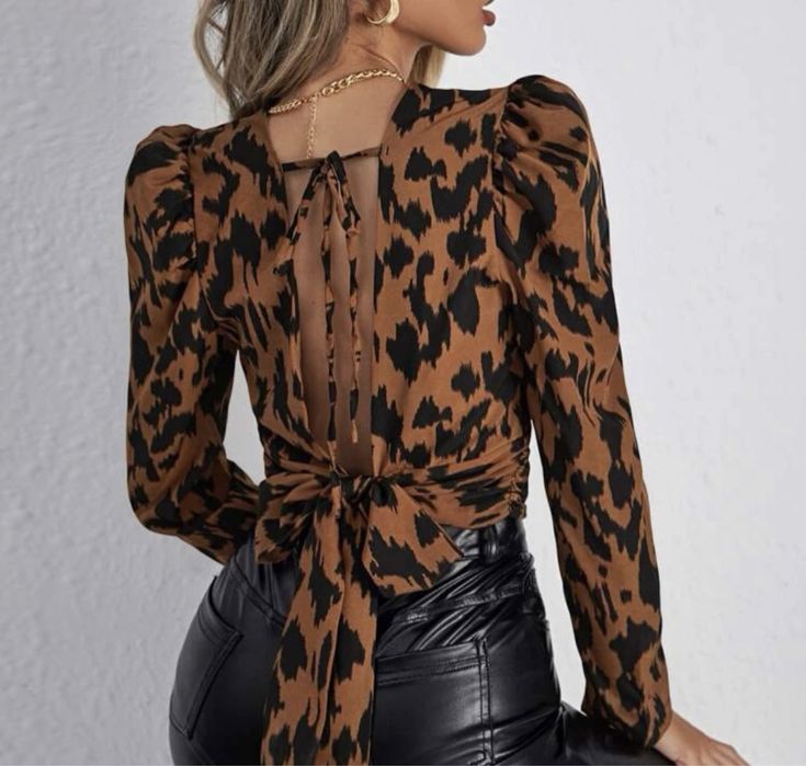 Blusa estampada com laço nas costas