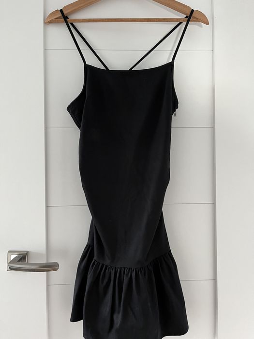 Czarna sukienka na ramiączkach z falbanką, H&M, XS