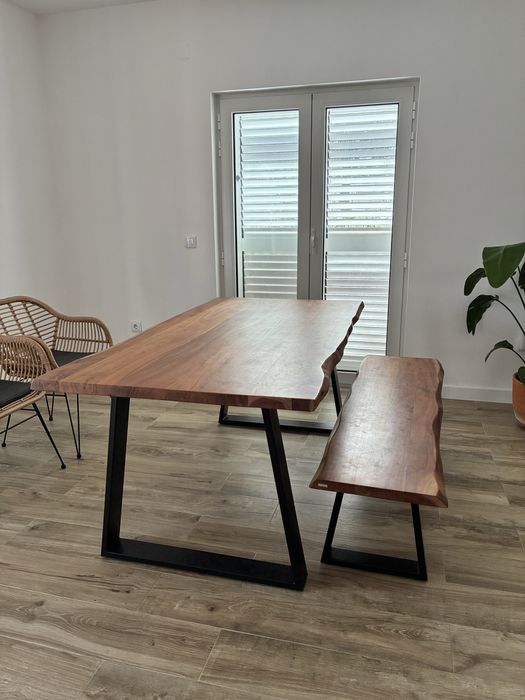 Mesa e banco corrido de madeira maciça de acácia