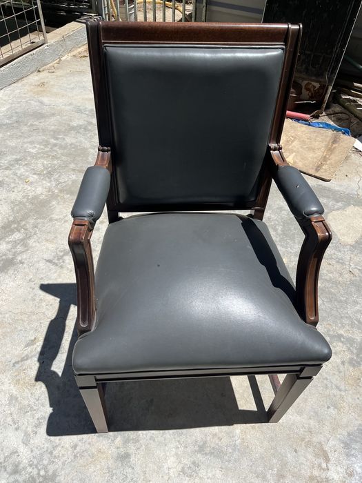 Cadeirão em pele e madeira