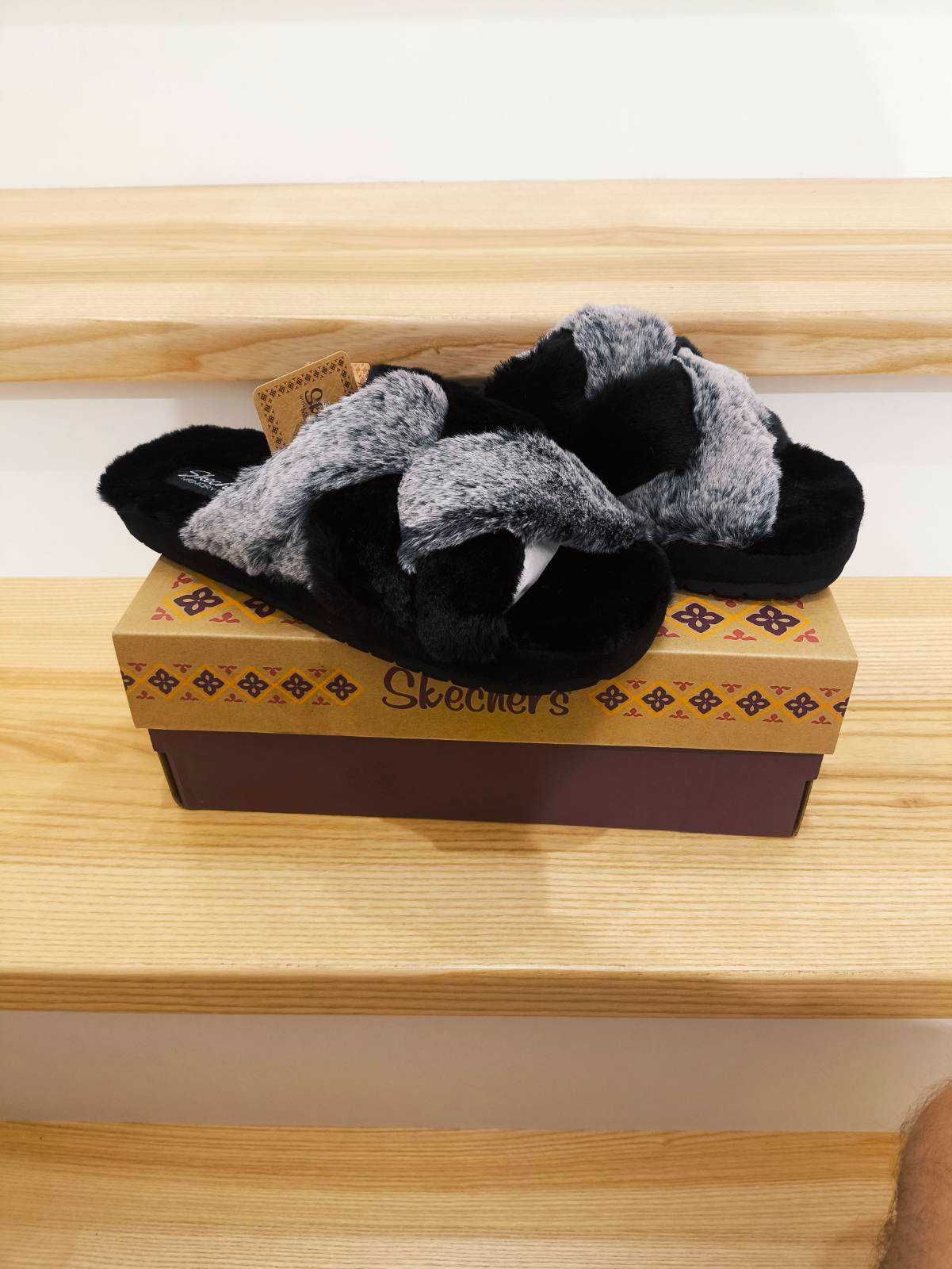 Kapcie klapki z futerkiem Skechers Lovely Vibes czarne rozm 38