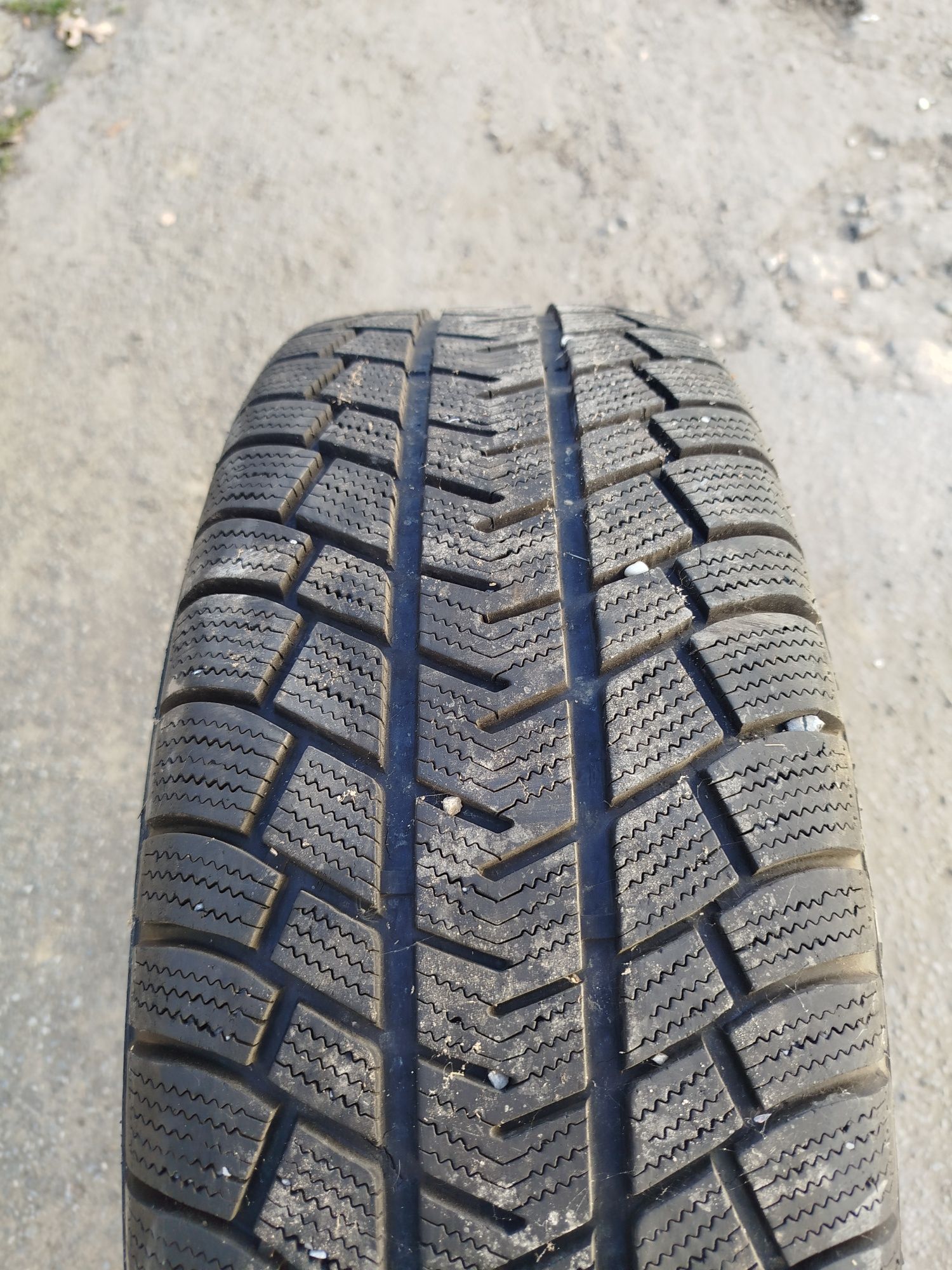 Opony zimowe 235/65R18