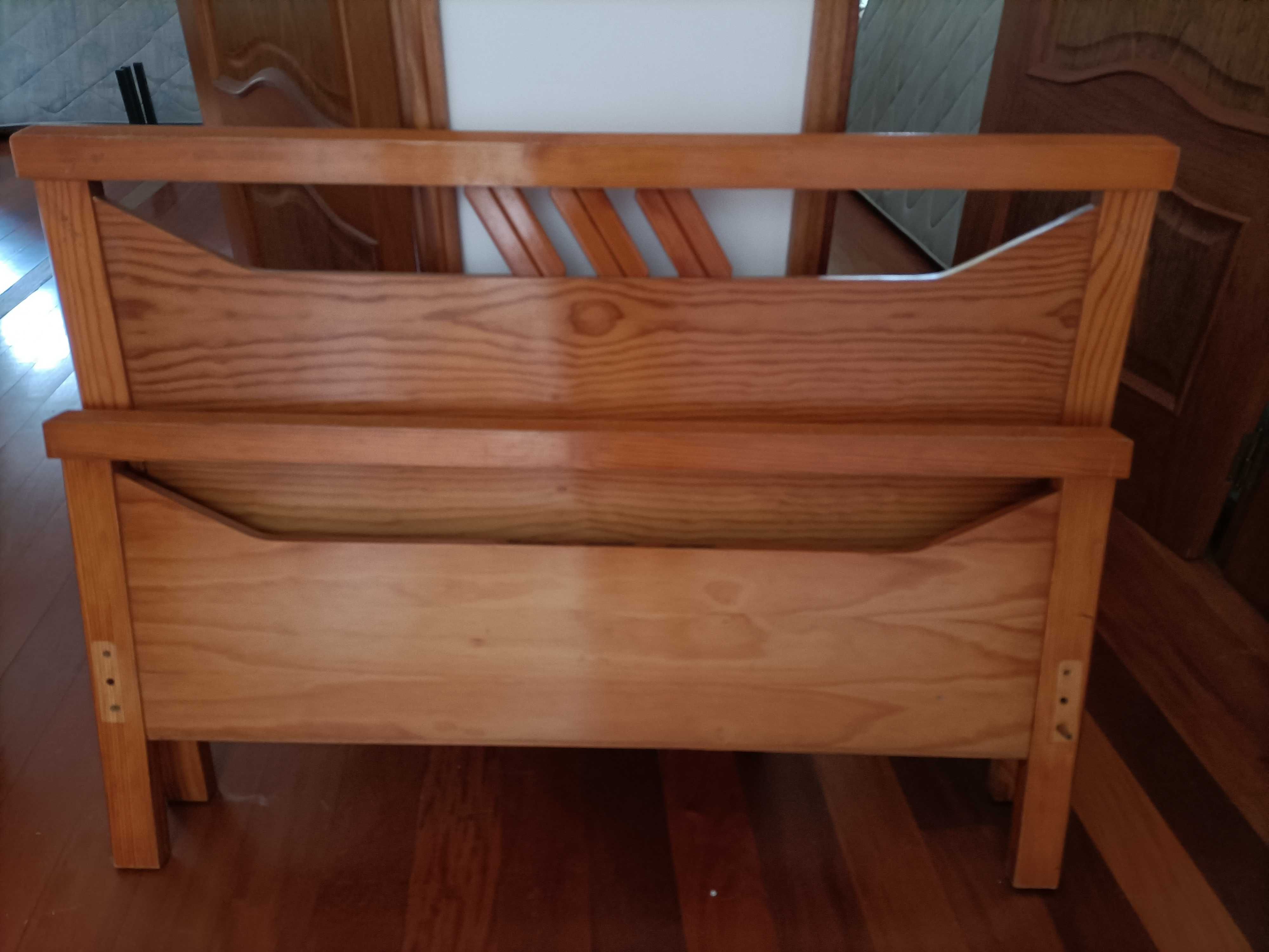 Cama individual com estrado e colchão