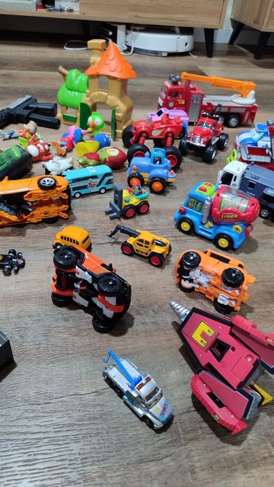 Дитячі іграшки (машинки, трансформери, фігурки, книга, гра)