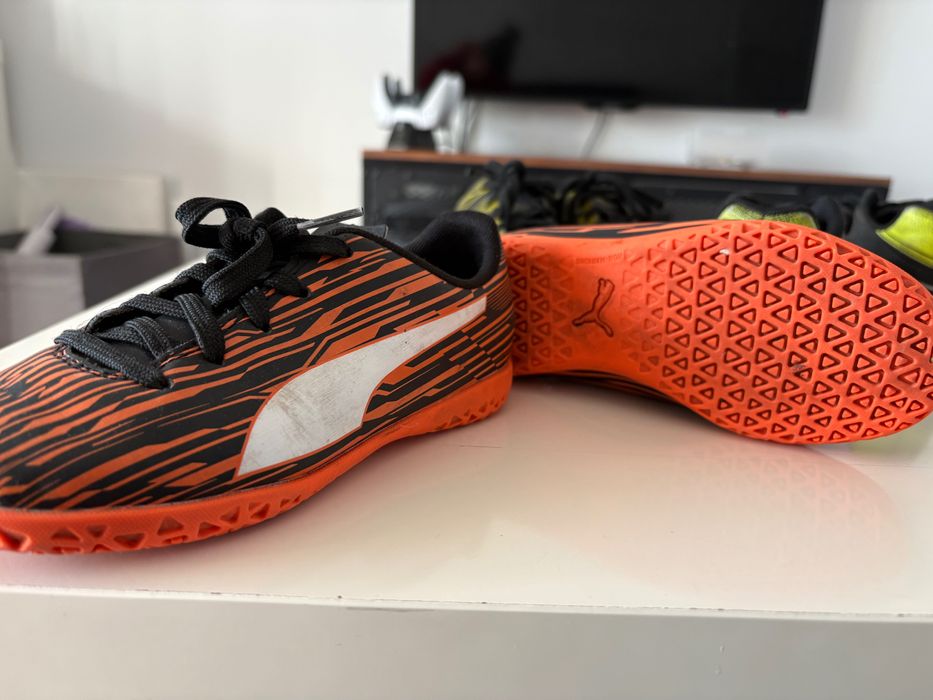 3 pares de chuteiras de futsal de criança 31/32