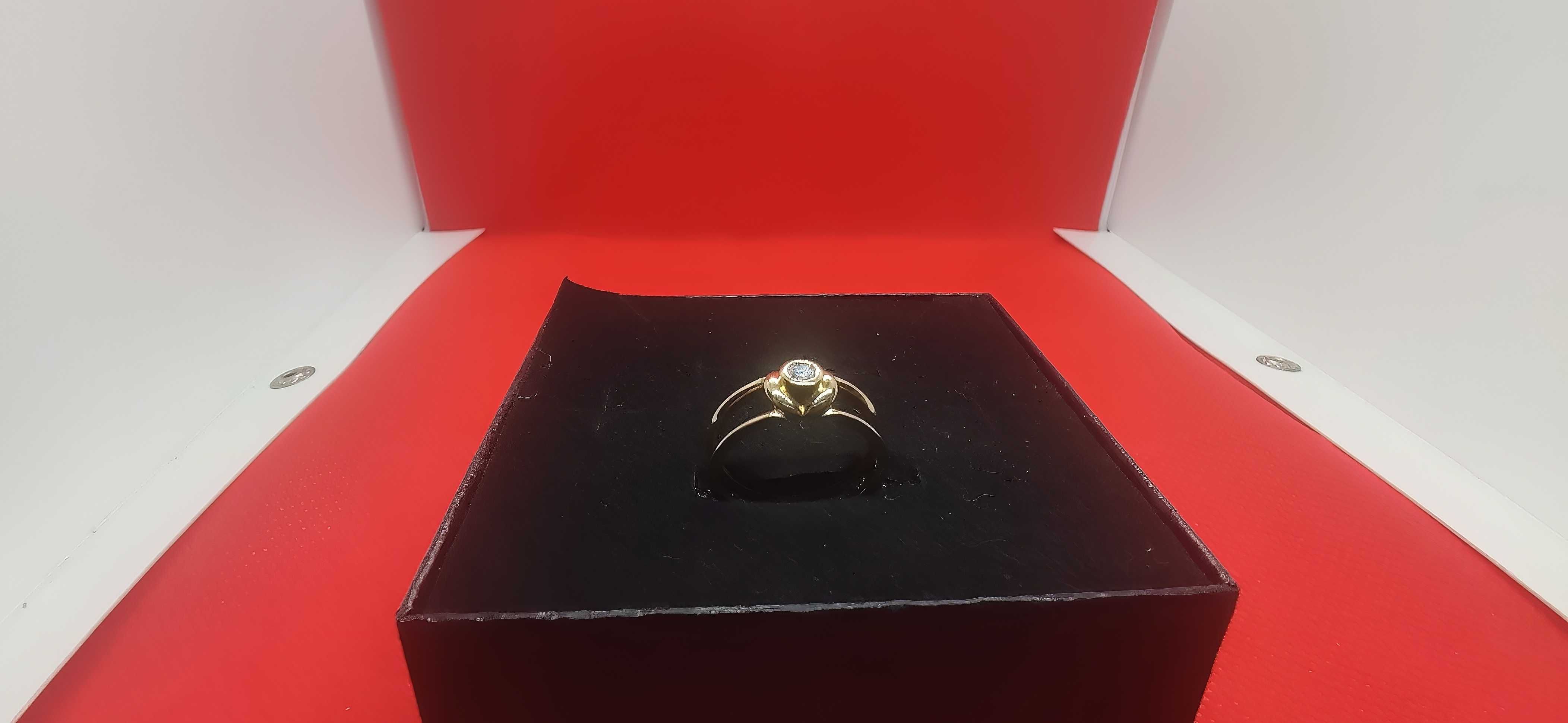 Złoty pierścionek z brylantem 0.09ct Si1/H, certyfikat