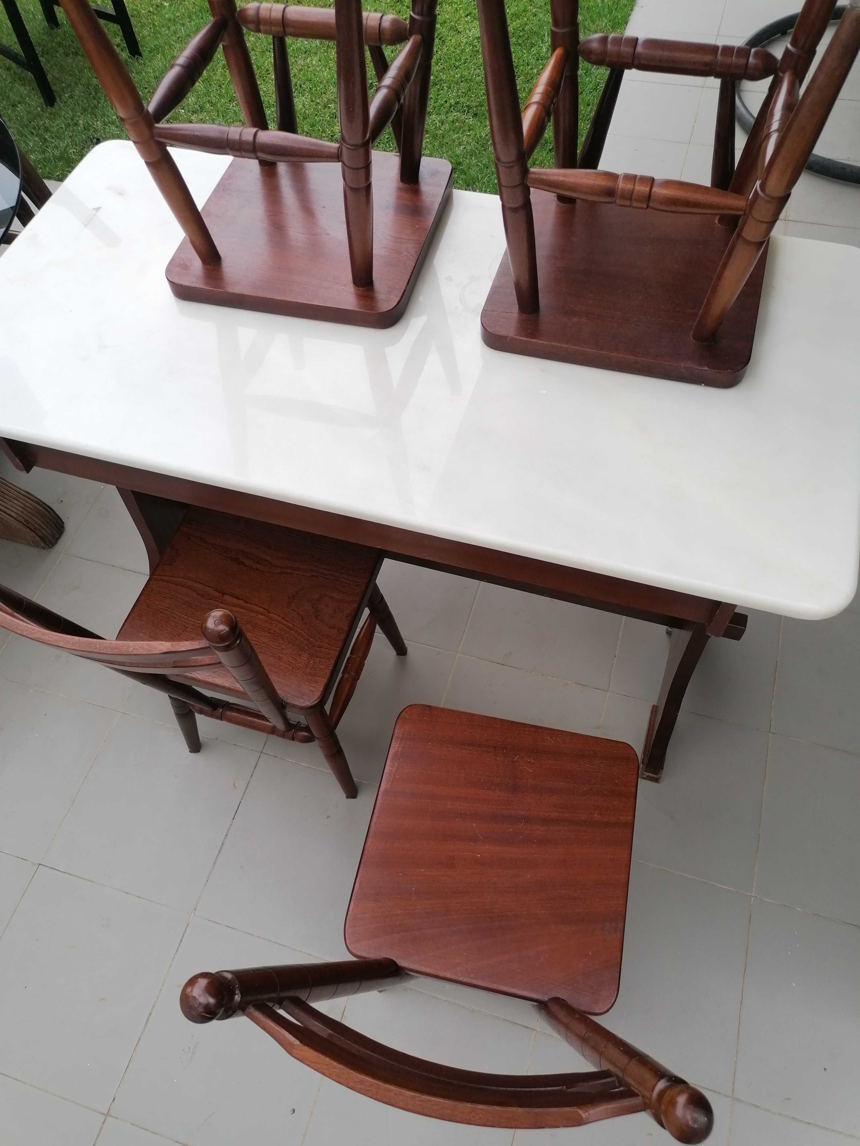 Conjunto mesa e cadeiras