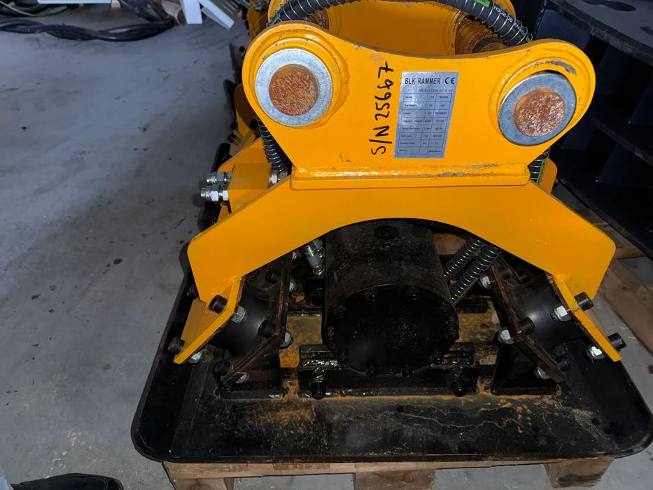 Case BLK  RAMMER 04  Zagęszczarka płytowa, płyta wibracyjna do koparki "BLK 04" 4-7T FI50