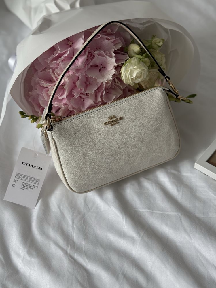 Сумка Coach Nolita Shoulder Bag In Signature Canvas біла