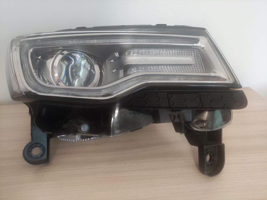 Lampa PRAWY PRZÓD Jeep Grand Cherokee WK2