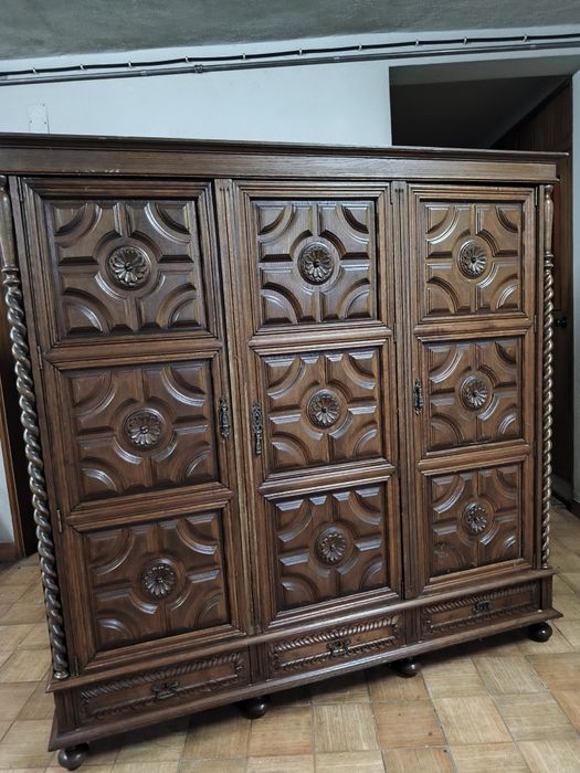 Guarda Fatos de 3 portas.