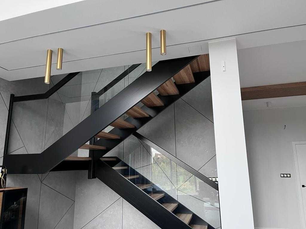 Czarne schody drewniane w stylu loftowym