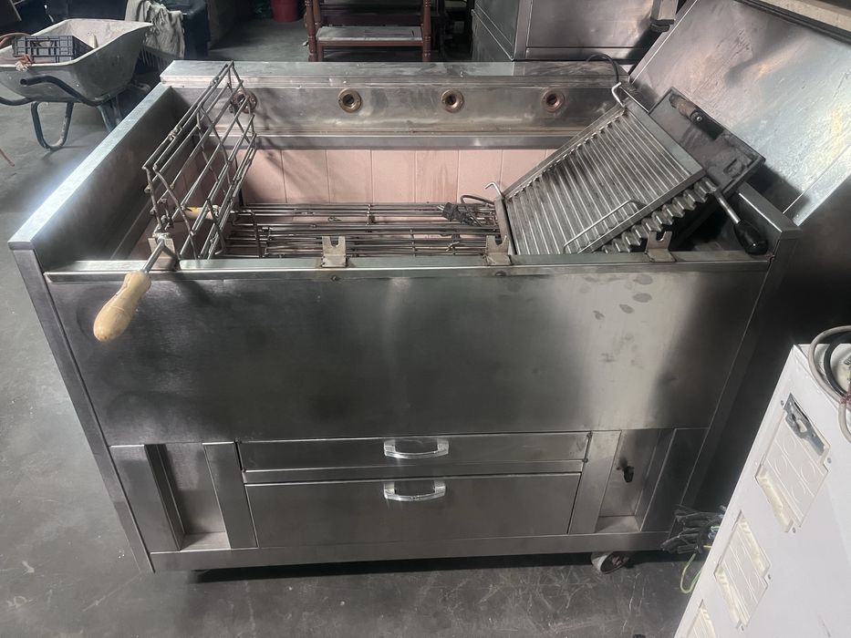 Grelha a carvao rotativa