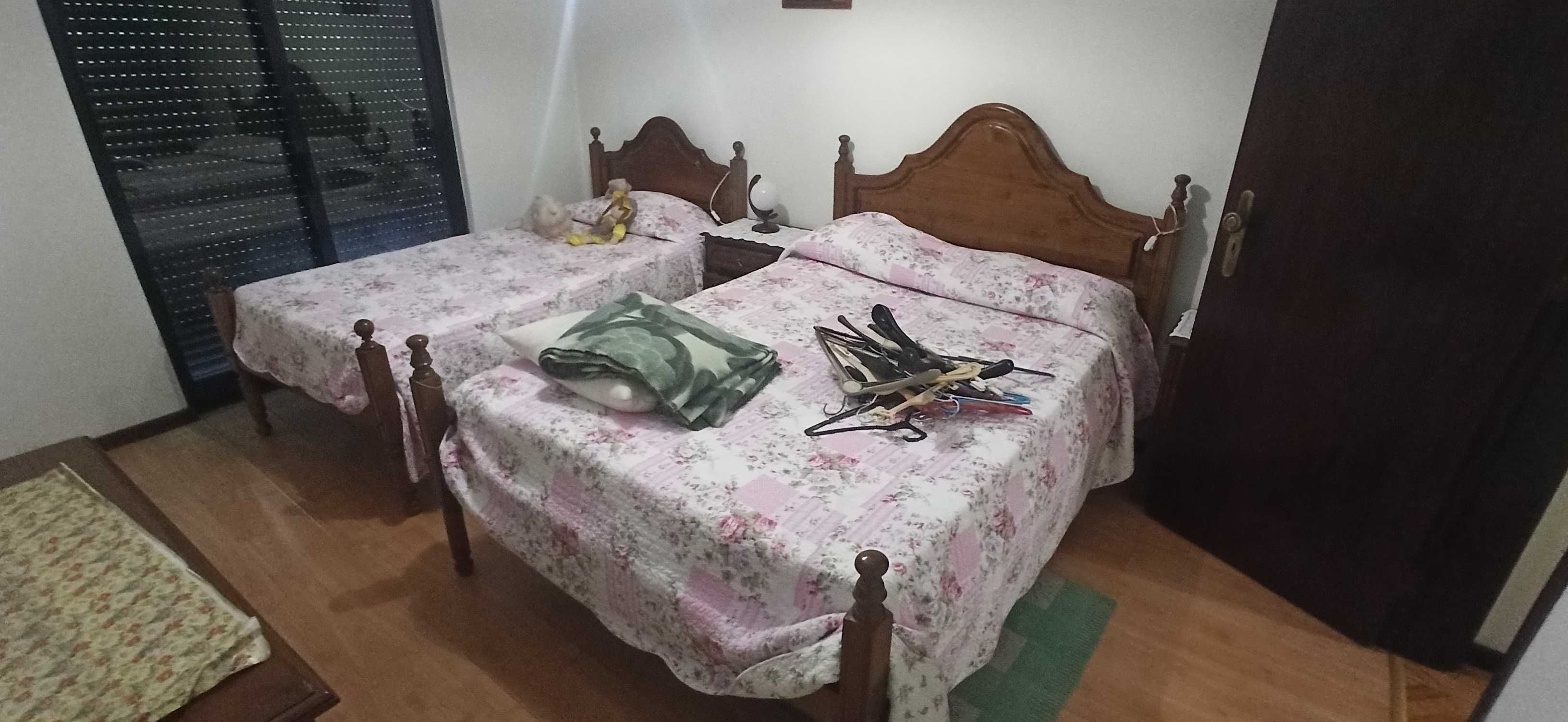 Conjunto de quarto com duas camas e duas mesinhas de cabeceira