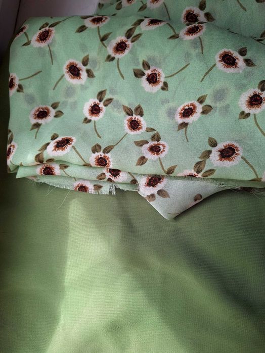 Відрізи шифону, залишки крою.