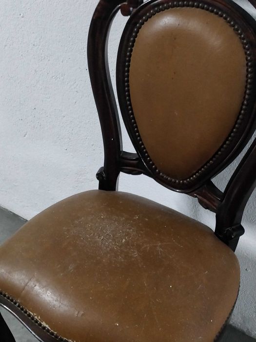 Cadeira em madeira, estofada.