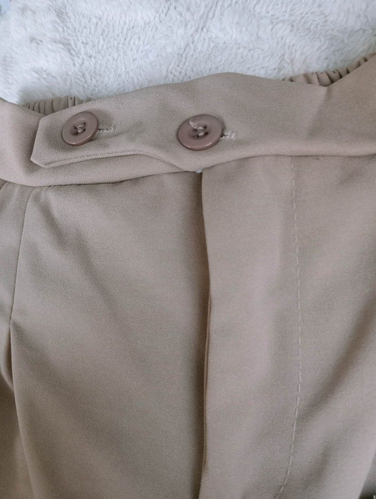 Spodnie bżowe z guzikami