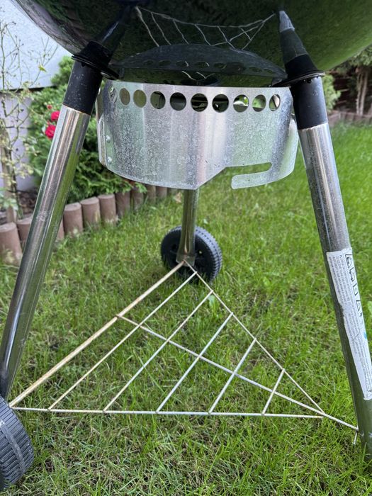 Czarny grill węglowy ogrodowy na kółkach 60cm
