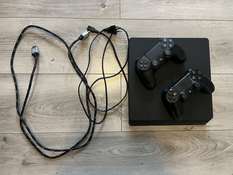 PS4 Slim + 2 pady + kable