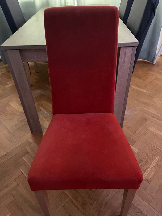 Stół rozkładany z krzesłami