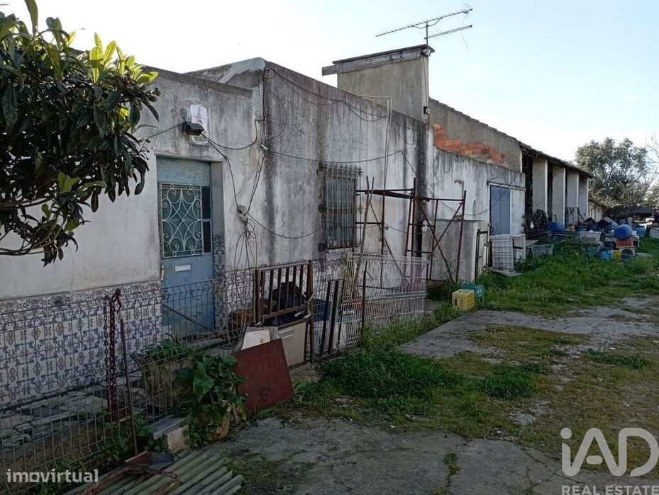 Terreno em Vale de Santarém de 43200,00 m2