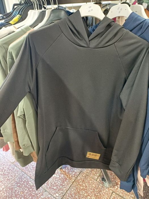 Czarna bluza z kapturem
