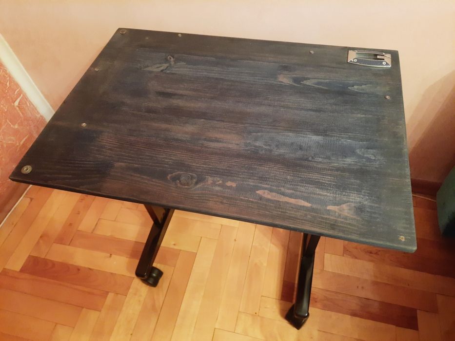 Мобільний журнальний столик