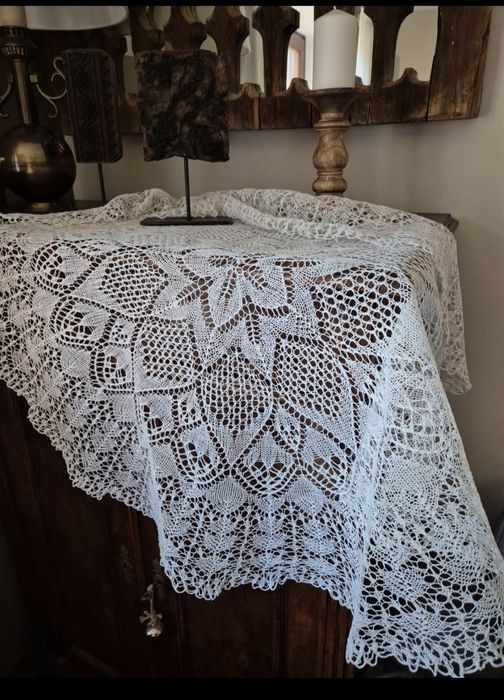 Okrągły obrus koronkowy śr. 110 cm