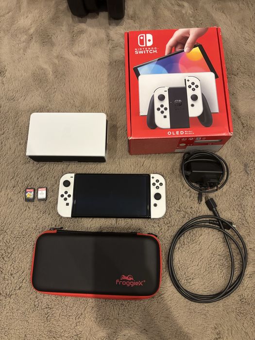 Nintendo Switch OLED + 2 gry + pokrowiec