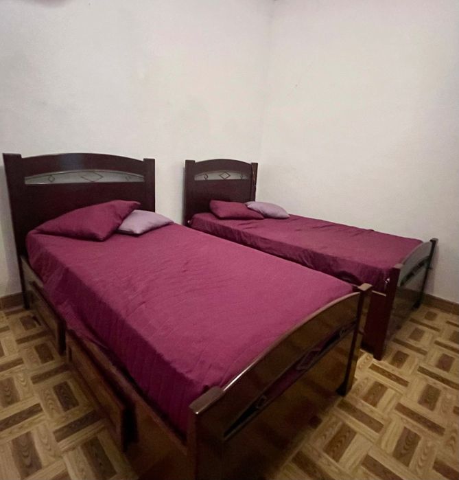 Duas camas de solteiro com oferta de armário