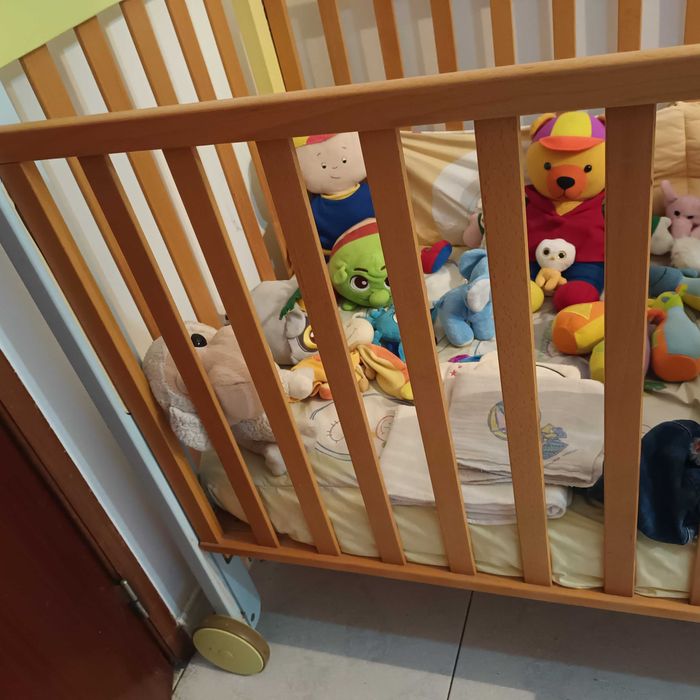 Berço,  cama de grades